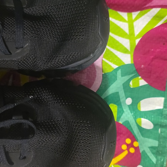 On Cloud Running Black Performance Sneakers - Picture 5 of 6